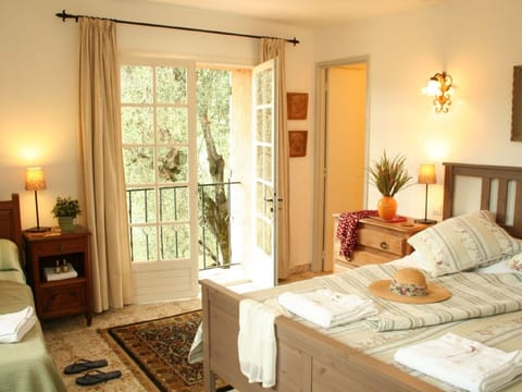 Triple bedroom with en suite shower room