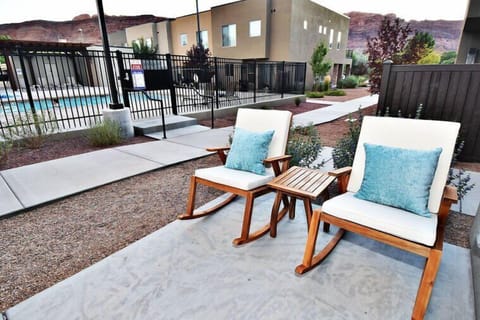 623  Awesome Poolside Patio