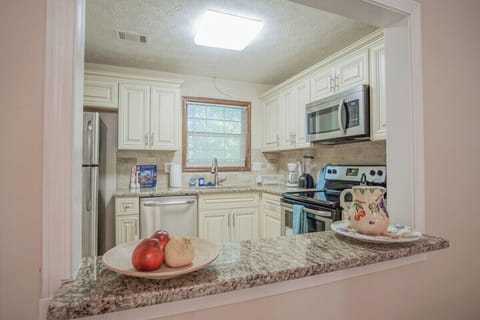 Kitchen to dining access