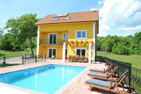External view of the building. Detached holiday home with pool