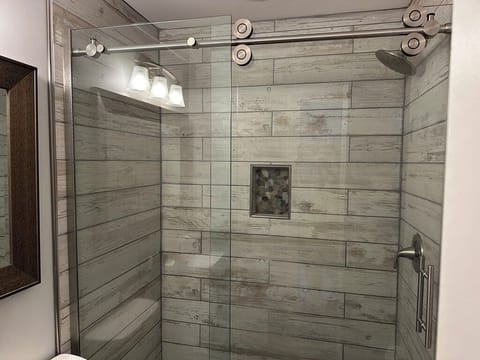 Bathroom - Gorgeous stand up shower