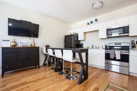 Kitchen & Eating Area 