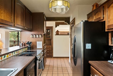 And features modern stainless steel appliances