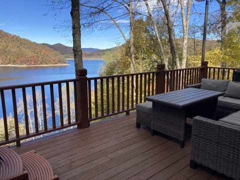 Enjoy year round beautiful views from 2 decks and most rooms at this log cabin!