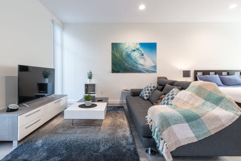 Welcome to your modern studio in the heart of Pasadena. 
