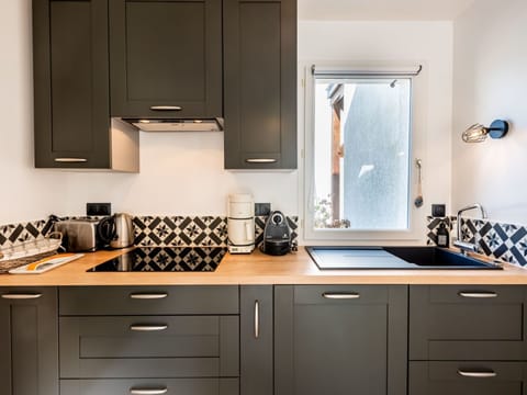 Countertop, Cabinetry, Kitchen, Room, Furniture, Property, Interior Design, Sink, Tile, Drawer