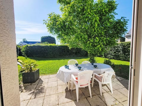 Table, Plant, Furniture, Sky, Chair, Tree, Outdoor Furniture, Outdoor Table, Interior Design, Grass