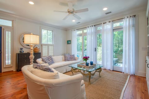 Living area to outside deck