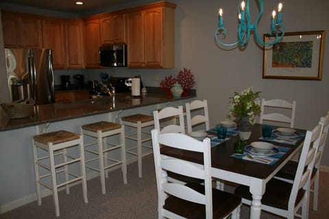 Quartz breakfast bar with four stools