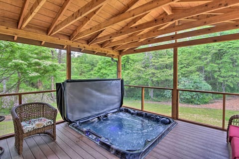 Sunset Vacation Rental | 3BR | 2BA | 2,300 Sq Ft | Stairs to Enter