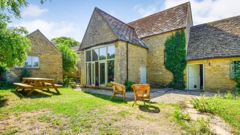 Rear view garden and seating, Butts Farm, Bolthole Retreats