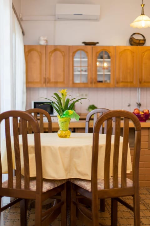 Kitchen area. Kitchen