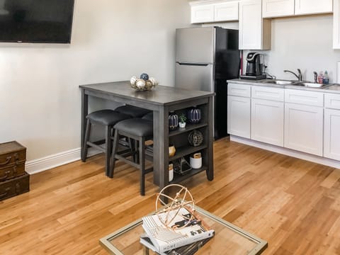 Kitchen & Dining Area 