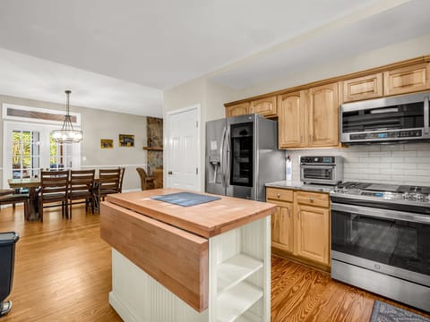 A kitchen that feels like home — gather, cook, and share your favorite meals surrounded by mountain warmth.