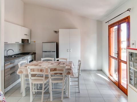 Property, Room, Furniture, Building, Interior Design, House, Floor, Real Estate, Dining Room, Table