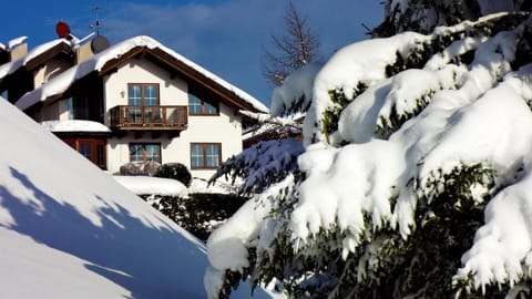 External view of the building. The holiday house offers beautiful views over the valley