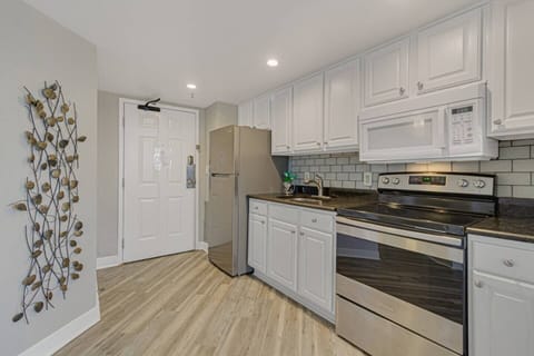 Discover the charm of our cozy kitchen in the suite, a warm and inviting corner with all the essentials for preparing delicious meals during your stay.