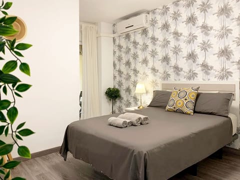 Bedroom with double bed, with wardrobe, terrace and hot/cold air conditioning