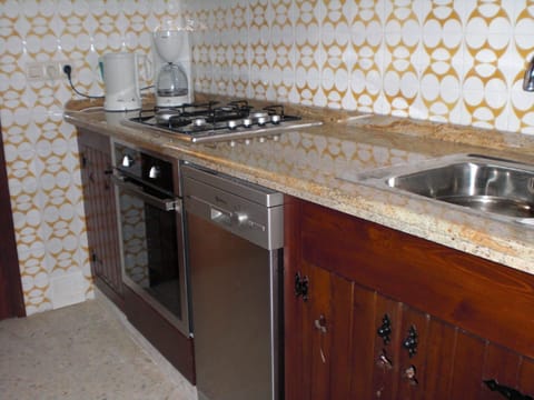 Kitchen area. Kichten left side