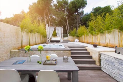 Garden. Garden seating area with lounge and pergola