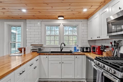 Fully stocked kitchen!