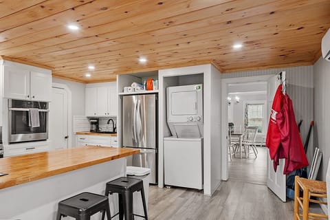 Fully stocked kitchen with washer and dryer