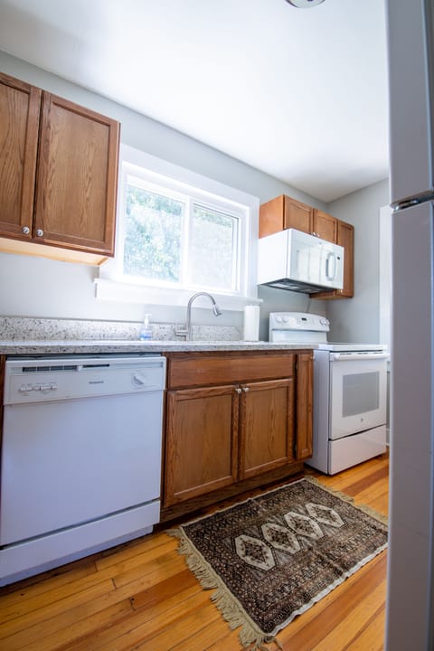 Kitchen Stove w/Oven, Microwave