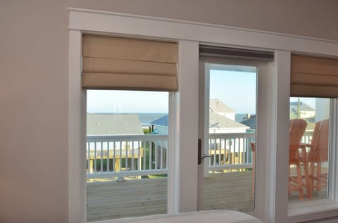 Views of the ocean from 2nd floor deck! 