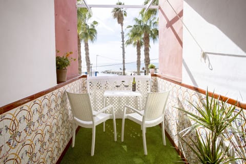 A cozy terrace that combines traditional charm with a tropical touch, ideal for enjoying quiet moments outdoors.