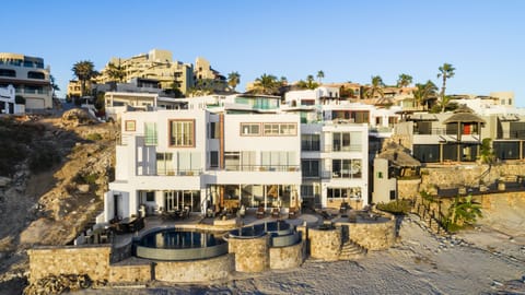 9 Bedrooms, 11 baths & Sleep (22) Guest.