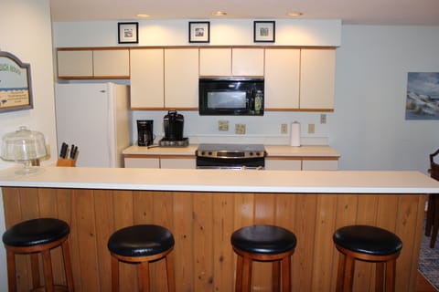 Kitchen with 4 stools.