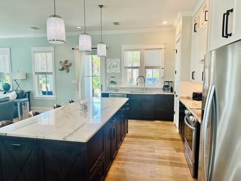Fully equipped kitchen. Oversized counter.
