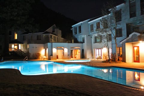 SVL: Pool at night