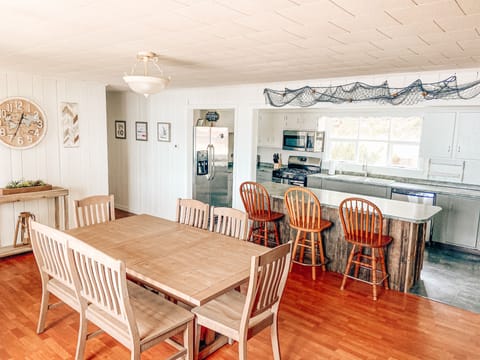 Spacious dining room and bar area