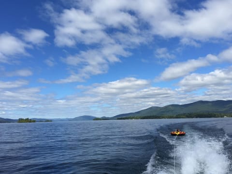 Walking distance to downtown Lake George Village, beaches and restaurants Cabin in Queensbury