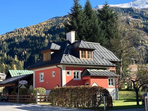 Schnuck, Villa - The red vacation home Chalet in Bad Hofgastein