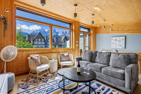 Spacious lounge area with spectacular South-facing mountain views