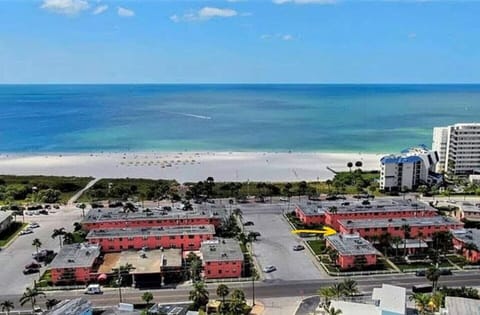 Great Location! Private Deck Steps from the beach. Food and entertainment nearby