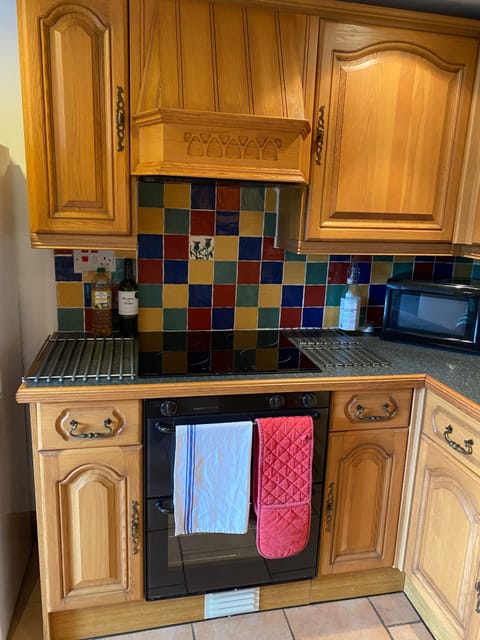 Induction hob and electric fan oven with grill. Microwave also available.