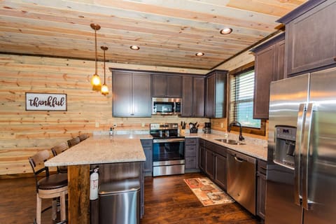 Gorgeous Kitchen with stainless steel appliances - prepare your favorite meal!