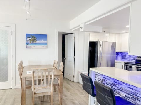 Dining table & Bar Seating