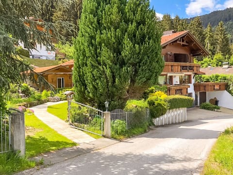 Plant, Building, Property, Window, Tree, Cloud, Road Surface, Architecture, Land Lot, Vegetation