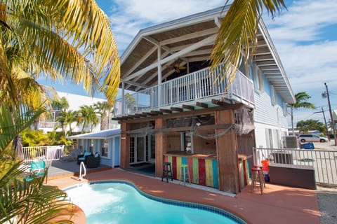 Paradise Found! 5 bed/4 bath Single Family Home in quiet nieghborhood!