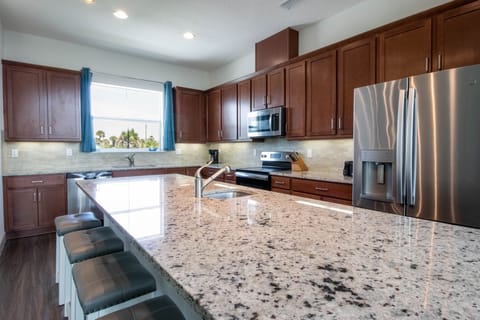 Large center island with an extra sink & seating at the counter for 5.