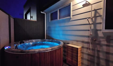 Outdoor Hot Tub for 6 people with hot and cold shower