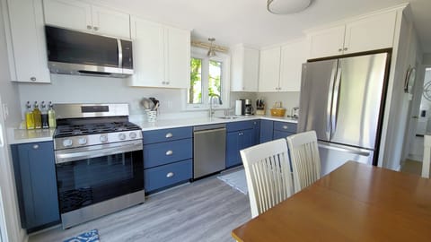 Eat-in kitchen with stainless appliances