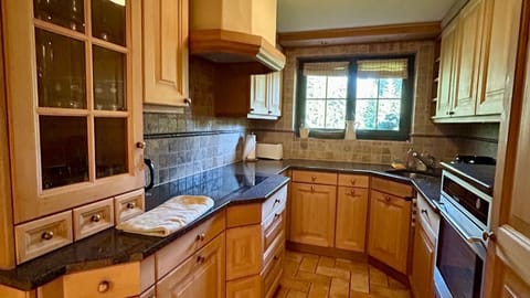 The beautiful, fully equipped kitchen.