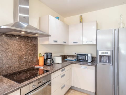 Cabinetry, Countertop, Property, Kitchen Appliance, Kitchen Stove, Building, Kitchen, Gas Stove, Wood, Home Appliance