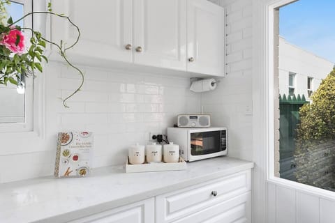 Beautifully appointed kitchen