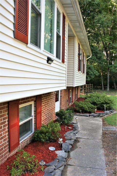 Split Foyer Home, side view.